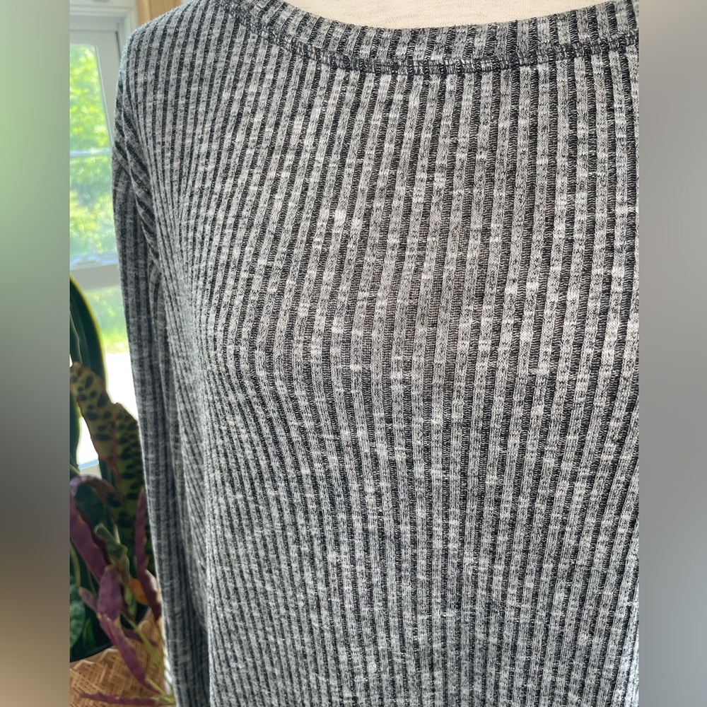 H&M : Gray Ribbed Thermal Top - Picture 3 of 7